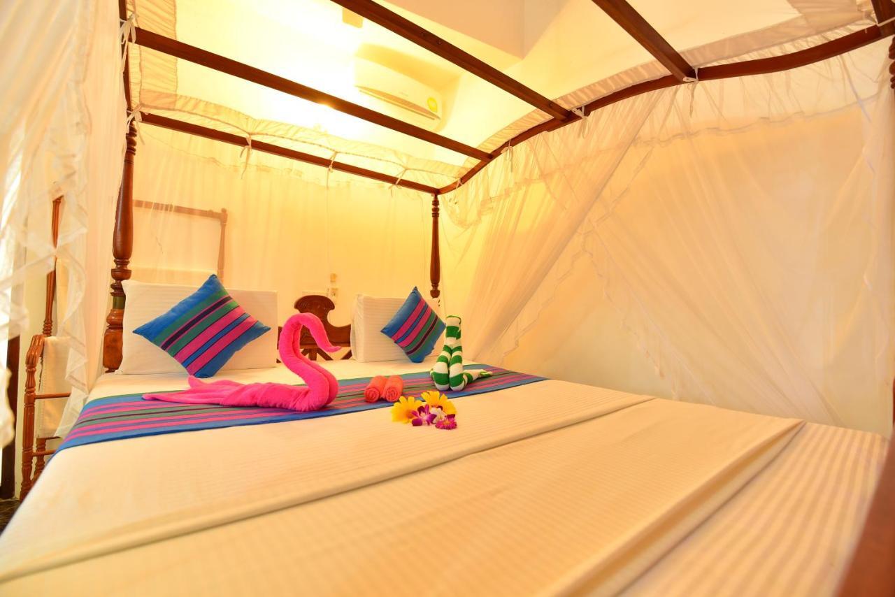 Peacock Beach Hotel Unawatuna Bagian luar foto
